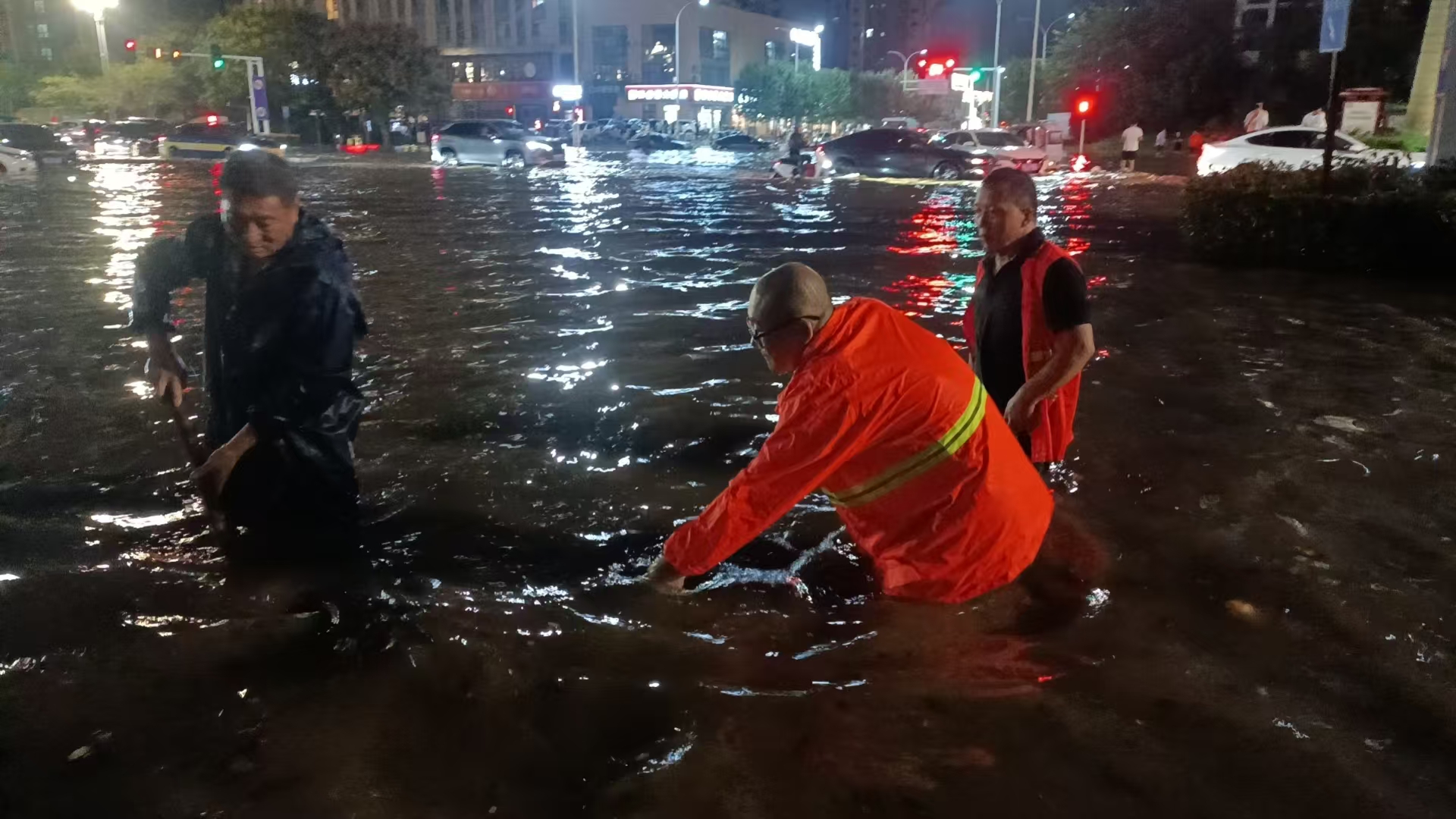 1758494177962.jpg 神州環(huán)境項目部車隊長王建學(xué)(左)、巡查員劉禎(中)現(xiàn)場清理下水道口雜物.jpg