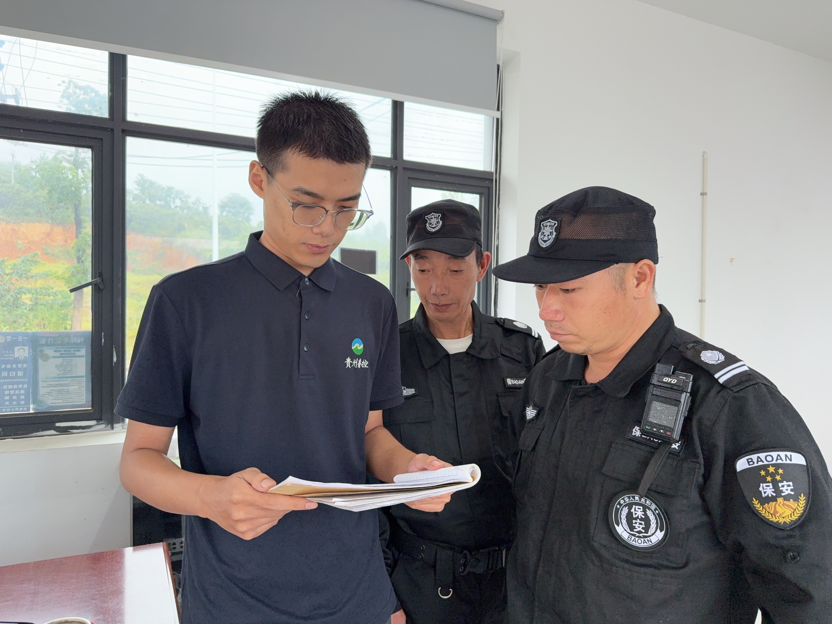 1760145610466.jpg 圖為李鵬程檢查進(jìn)出車輛登記情況.jpg